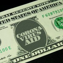 Dollar Geldschein und Coronavirus Hilfspaket für die Wirtschaft in Amerika